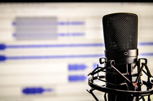 microphone-338481_1920 Voice-Over Translation